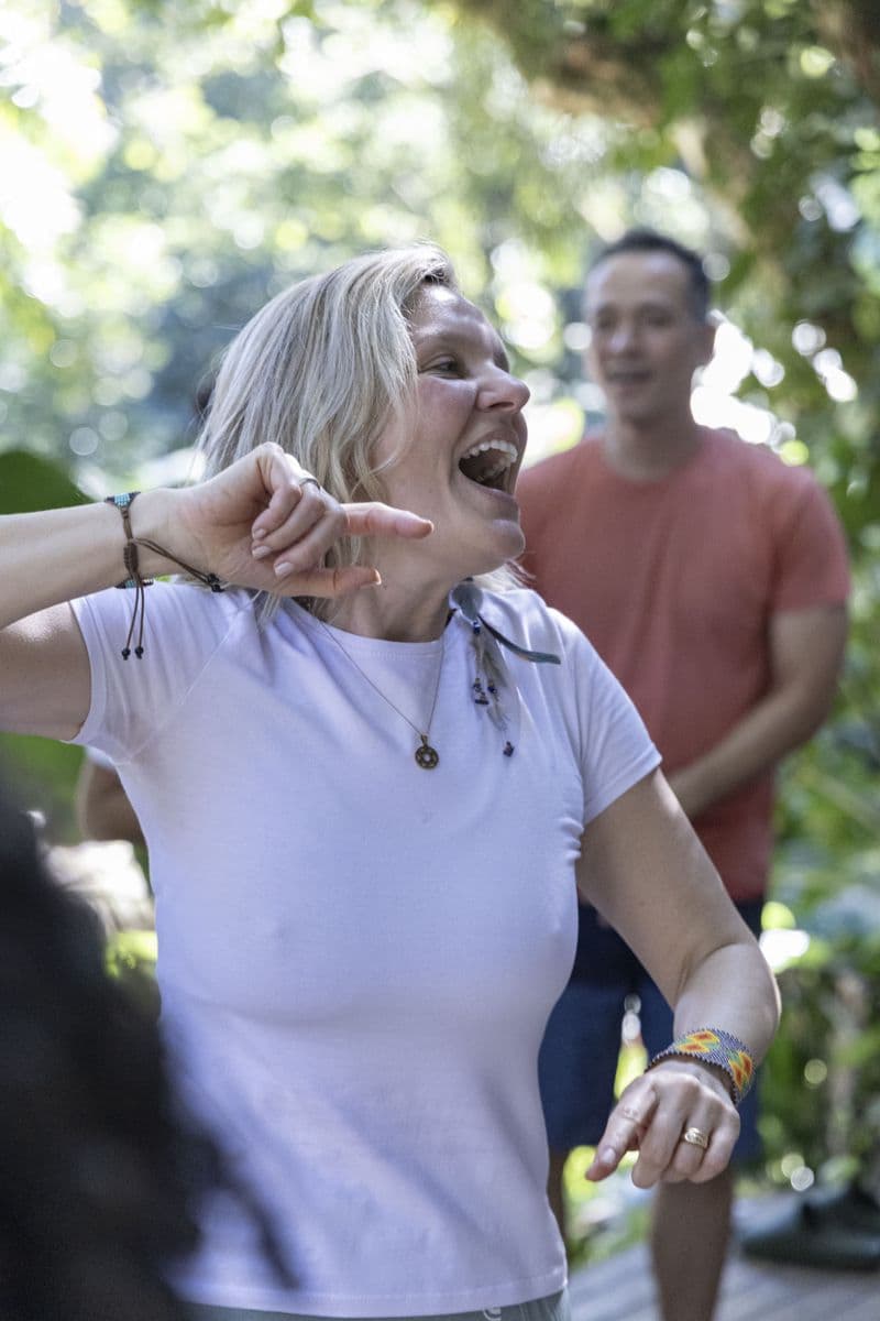 Participante rindo e dançando ao ar livre